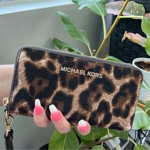 MICHAEL Michael Kors
Jet Set Travel Leopard Large Multi-Function Wristlet